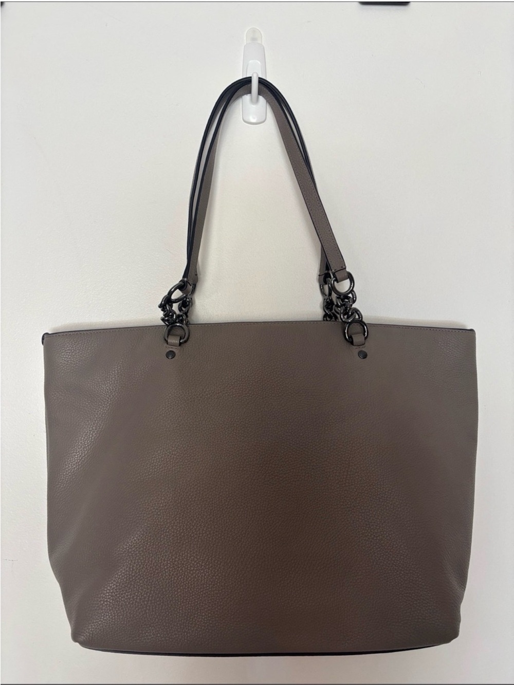 NWOT Coach Pebbled Leather Tote in Taupe Gray

Come with dust bag - Picture 2 of 4